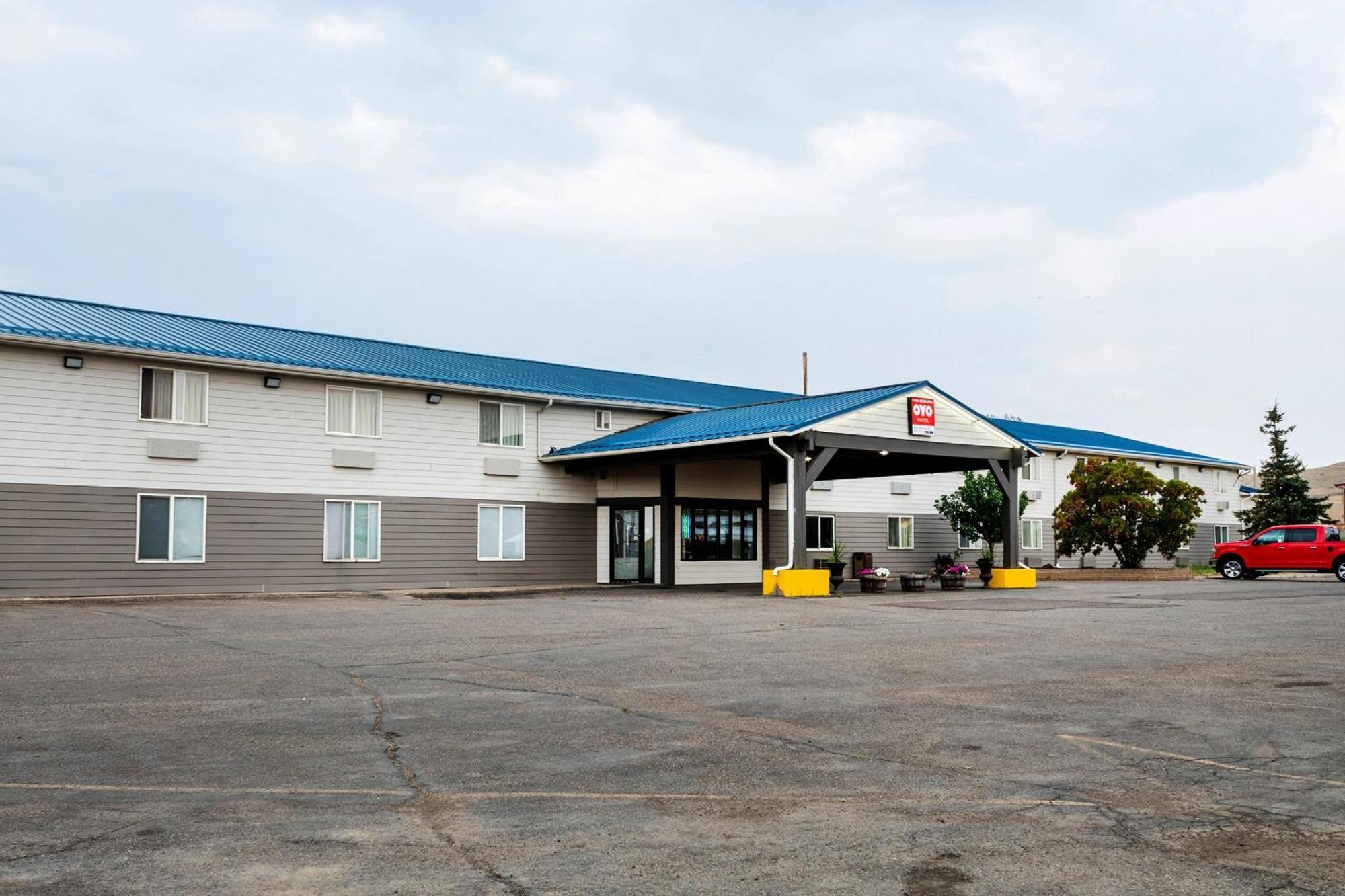 Oyo Hotel Shelby Mt Hwy 2 & I-15 Екстериор снимка
